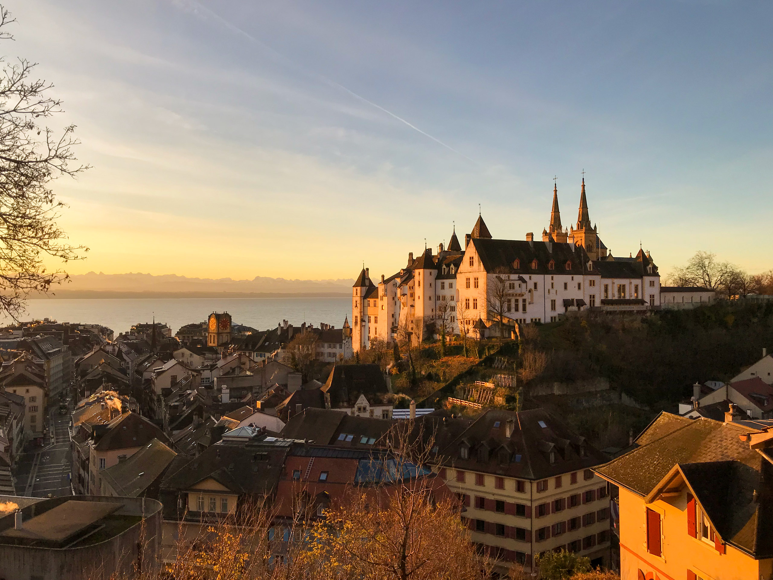 La Collégiale de Neuchâtel au coucher du soleil, photographiée par Villars Graphic